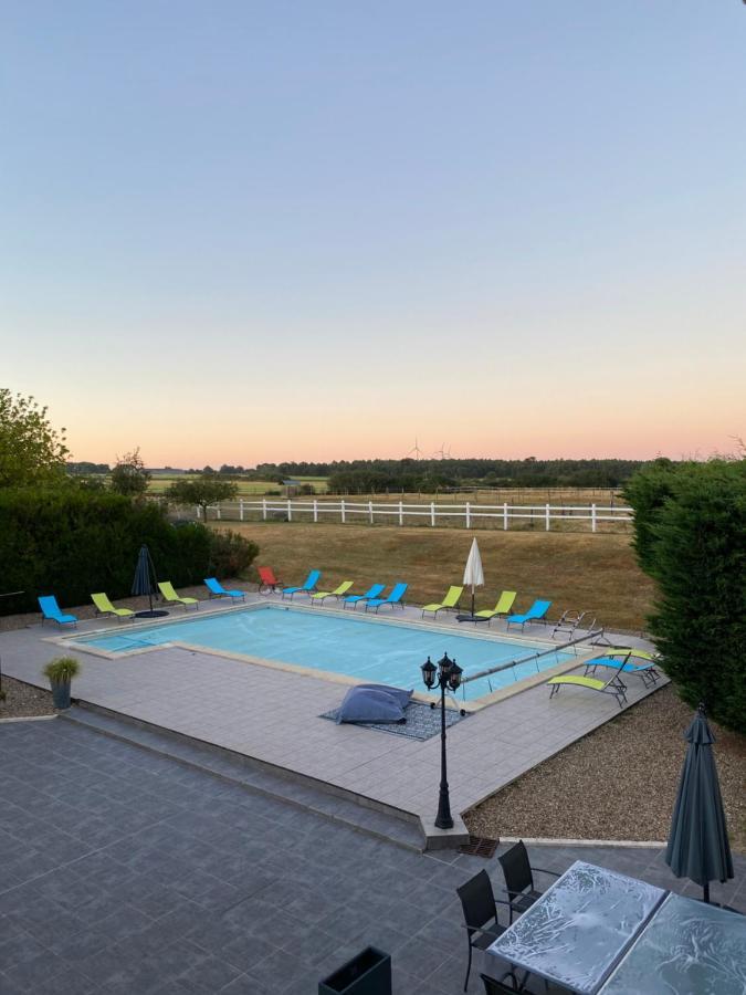 Kourline Villalunoterie Futuroscope Piscine Spa Oyre 外观 照片